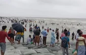 বর্ষায় কুয়াকাটায় সমুদ্র বিলাসে পর্যটকরা